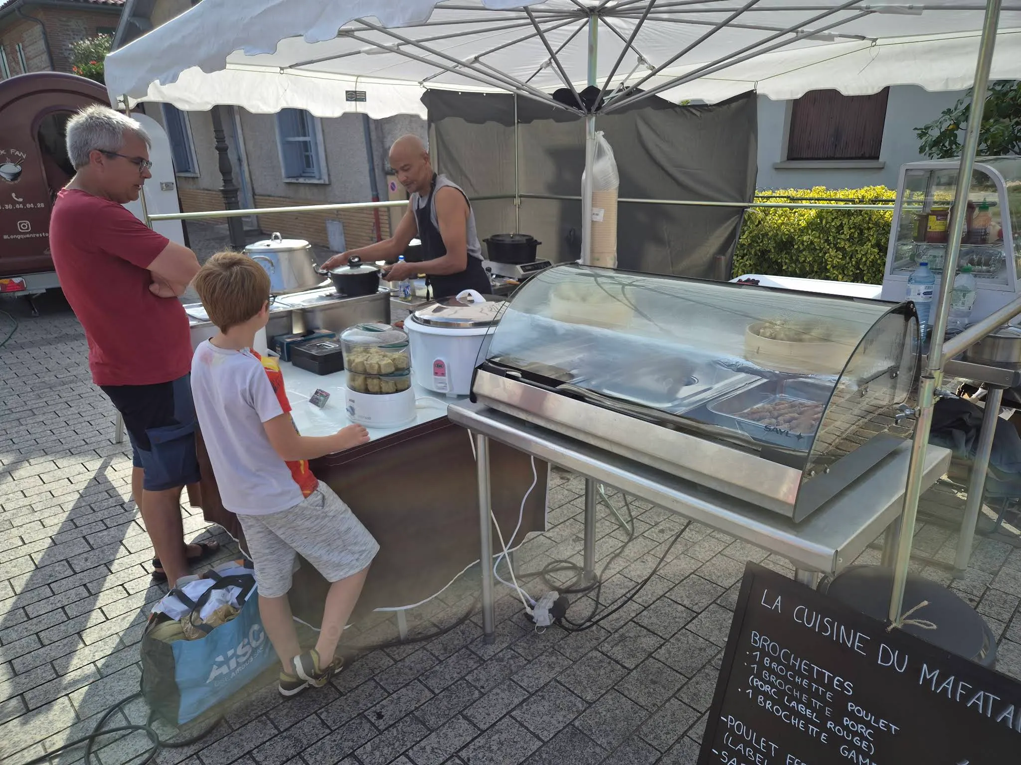 Stand traiteur réunionnais La Cuisine du Mafatais sur le marché à Toulouse